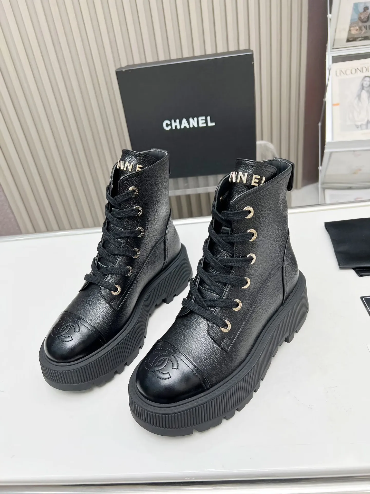 👟👟Ex-factory price 560👟👟 Autumn and winter new Chanel Chanel ankle boots original model opening✅ Strap design is super easy to put on and take off, the toe logo is electro-embroidered. The tongue is also the brand logo. Fabric: cow litchi pattern🐂 Inner/foot pad: cow lining. Use ultra-light rubber non-slip and wear-resistant outsole. Color: black, white, gray. Code number: 34-41 (34, 41) Need to be customized) Packaging: bag card